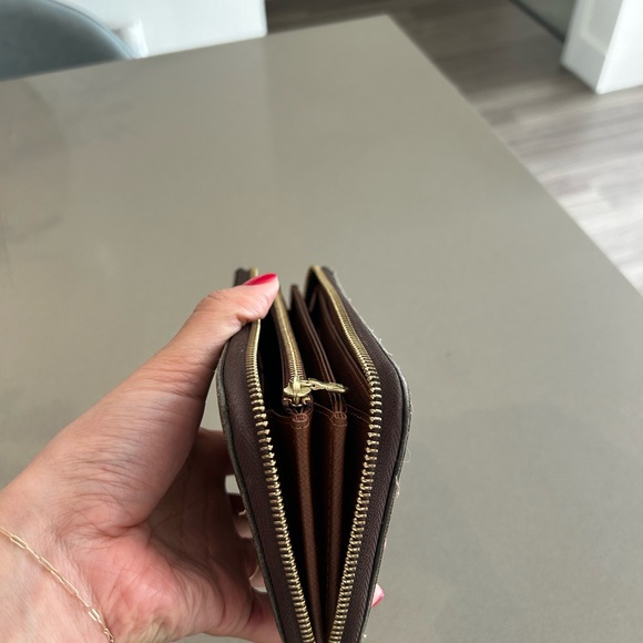LV Zippy Wallet - Picture 4 of 9
